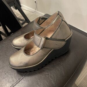Fly London Yasi Mary Jane Wedge Antique Silver Pewter Size 40